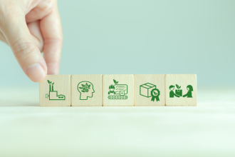 Segundo Fernando Trabach, a transição energética não só reduz impactos ambientais, mas também cria novas oportunidades de empregos verdes em diversos setores.