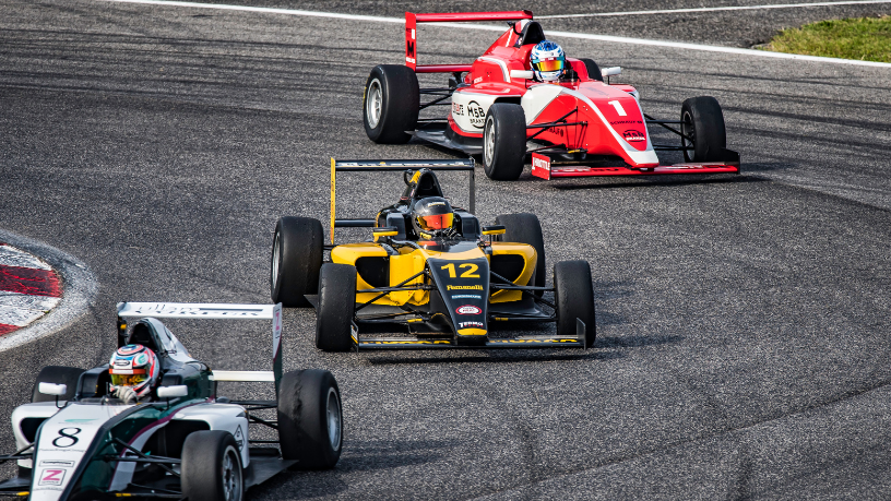 Teciomar Ábila explora como o câmbio CVT revoluciona a direção e o que o futuro reserva para os esportes a motor.