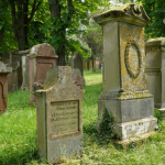 Tiago Oliva Schietti explica a gestão de cemitérios históricos como espaços museológicos.