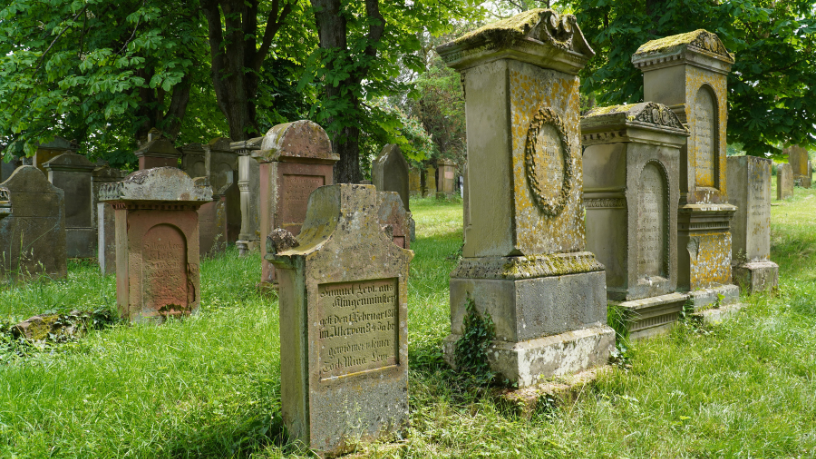 Tiago Oliva Schietti explica a gestão de cemitérios históricos como espaços museológicos.