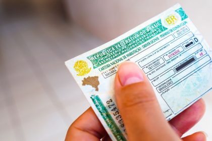 CNH para carro automático: entenda as mudanças, impactos e o que isso significa para o futuro da direção no Brasil