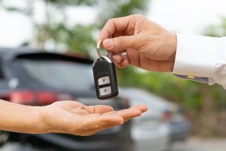 Gasolina a R$ 7: vale a pena investir em carro híbrido ou elétrico no Brasil?