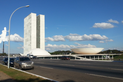 Placas de carros na política brasileira: proposta de retorno de município e estado gera debate nacional