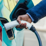 Tecnologia que recarrega carro enquanto anda: a inovação que pode redefinir a mobilidade e reduzir a dependência de postos de gasolina