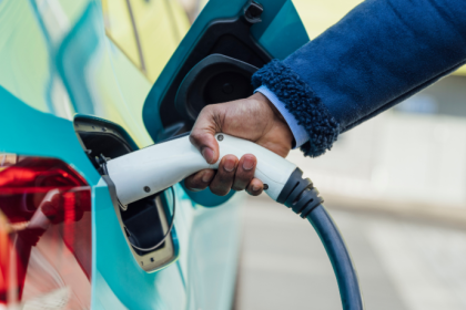 Tecnologia que recarrega carro enquanto anda: a inovação que pode redefinir a mobilidade e reduzir a dependência de postos de gasolina