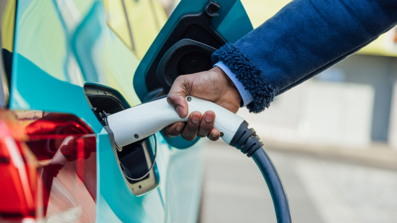 Tecnologia que recarrega carro enquanto anda: a inovação que pode redefinir a mobilidade e reduzir a dependência de postos de gasolina