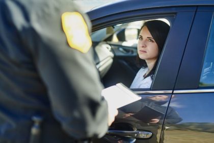 Câmara avalia multa por uso indevido de vaga de carro elétrico e intensifica debate sobre mobilidade urbana