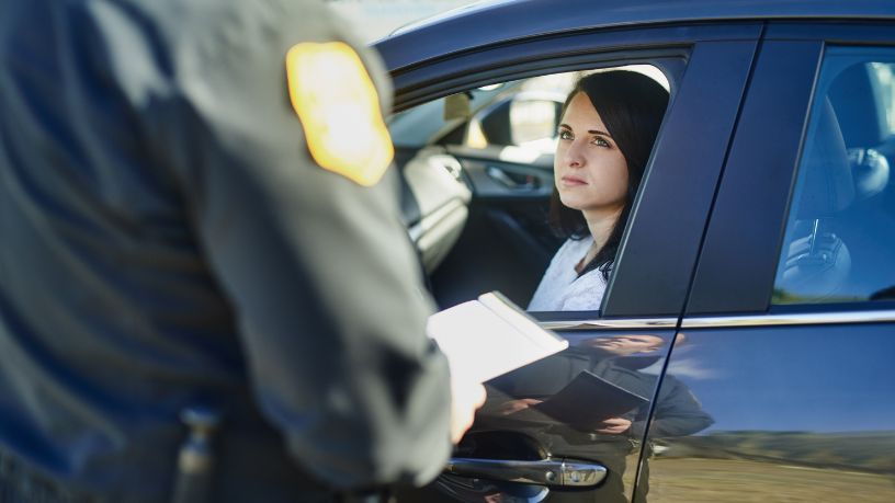 Câmara avalia multa por uso indevido de vaga de carro elétrico e intensifica debate sobre mobilidade urbana
