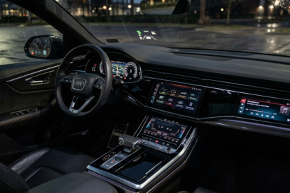 Carros com excesso de telas podem piorar a experiência ao volante, revela estudo; entenda o que o motorista deve observar