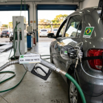 Gasolina com 35% de etanol entra na fase de testes: o que pode mudar para os carros no Brasil