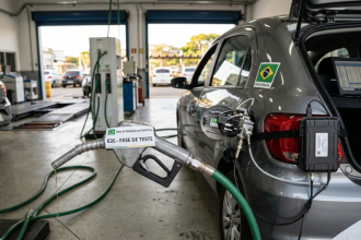 Gasolina com 35% de etanol entra na fase de testes: o que pode mudar para os carros no Brasil
