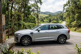 Volvo XC60 2027 ganha bateria maior e pode rodar até 200 km no modo elétrico