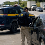 Viatura da Polícia Rodoviária Federal durante fiscalização em rodovia brasileira