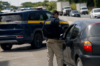 Viatura da Polícia Rodoviária Federal durante fiscalização em rodovia brasileira