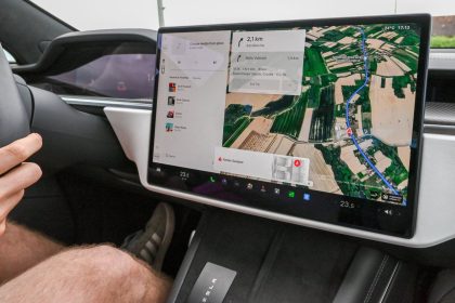 Interior de um carro moderno com uma ampla tela de navegação exibindo um mapa digital detalhado.