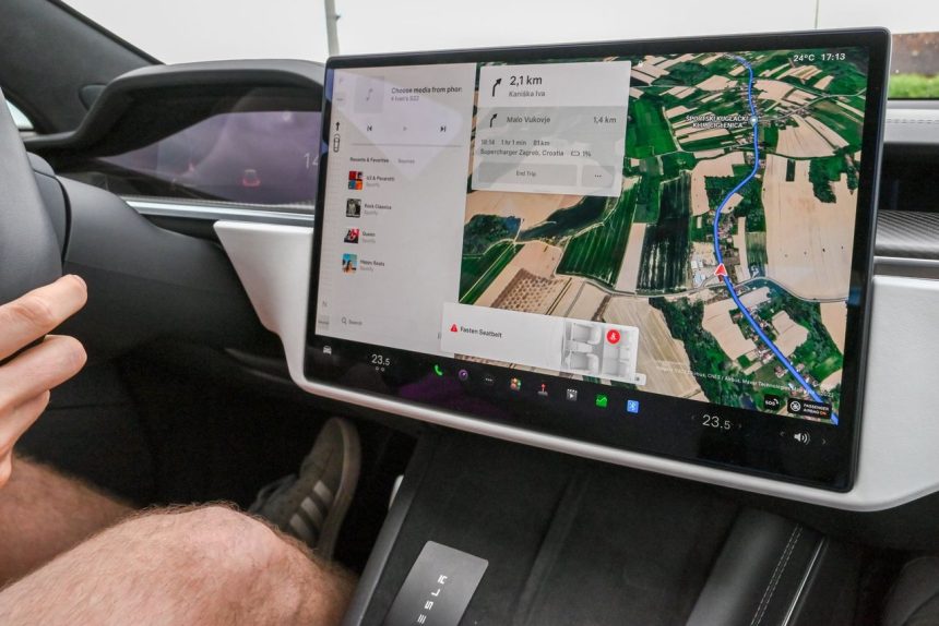 Interior de um carro moderno com uma ampla tela de navegação exibindo um mapa digital detalhado.